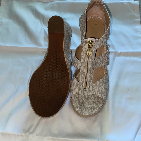 Michael Kors white wedge sandal size 10 lightly worn - Picture 3 of 3